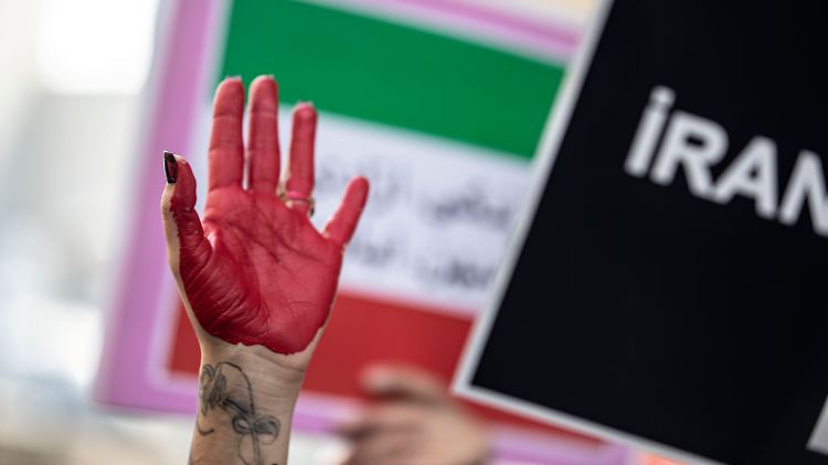 Weltweit gehen Menschen auf die Straße, um ihre Solidarität mit den Demonstrierenden im Iran zu zeigen, die sich gegen einen brutalen Unrechtsstaat wehren.