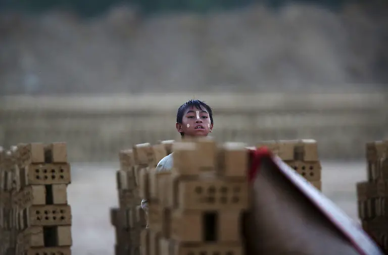 2016-01-07T120000Z-1648412306-GF20000086775-RTRMADP-3-MYANMAR-DAILYLIFE