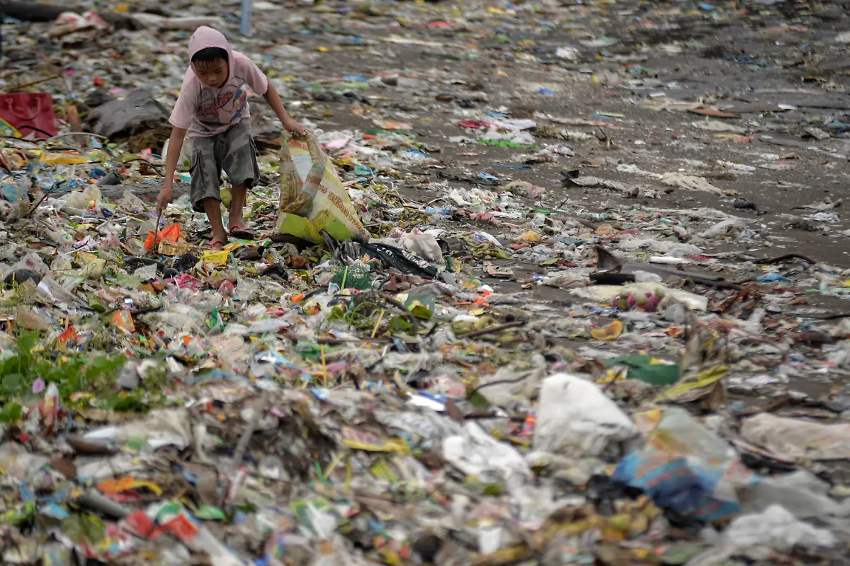 2014-12-09T120000Z-678384448-GM1EAC917HA01-RTRMADP-3-PHILIPPINES-TYPHOON