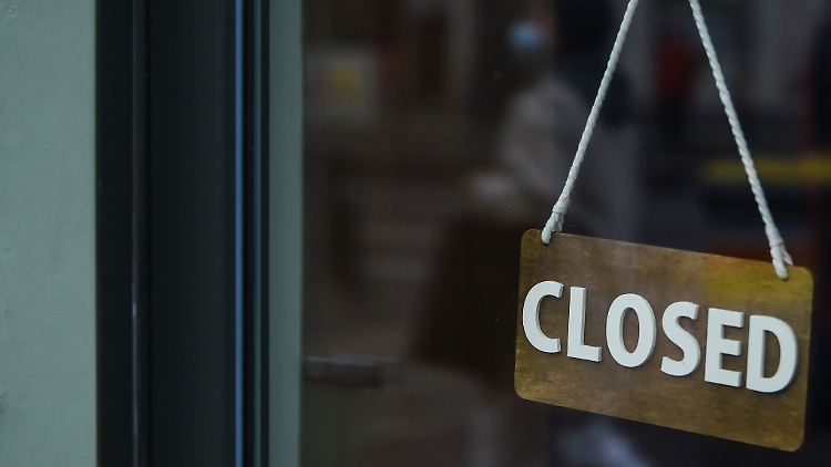 Muss ein Betrieb wegen einer schlechter Auftragslage geschlossen bleiben, müssen Beschäftigte nicht unbezahlt Urlaub nehmen. Der Arbeitgeber kann Kurzarbeit anmelden.