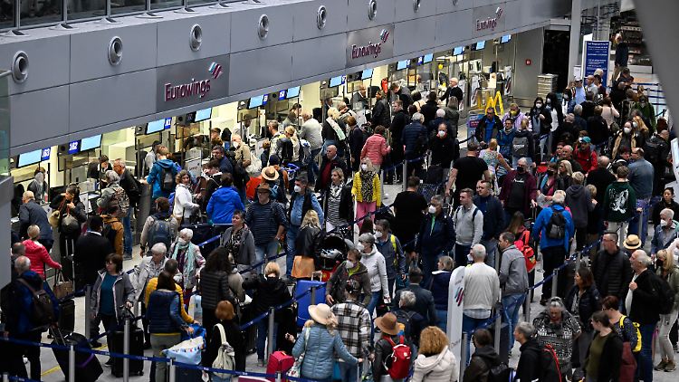 In Düsseldorf bildete sich eine lange Schlange vor dem Eurowings-Schalter.