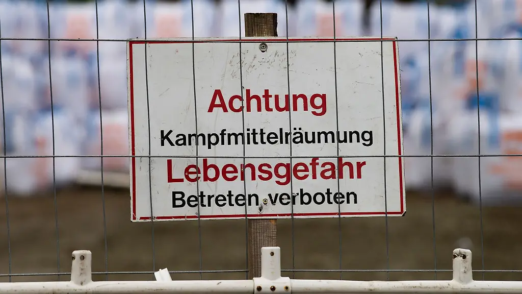 Ein-Schild-weist-auf-eine-Kampfmittelraeumung-hin