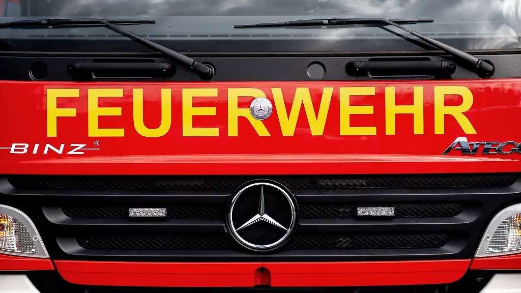 Ein-Einsatzfahrzeug-der-Feuerwehr-steht-auf-einem-Parkplatz