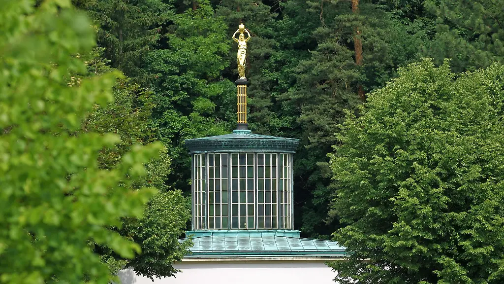 Der-Quellentempel-der-Marienquelle-am-Kurpark-der-saechsischen-Kurstadt