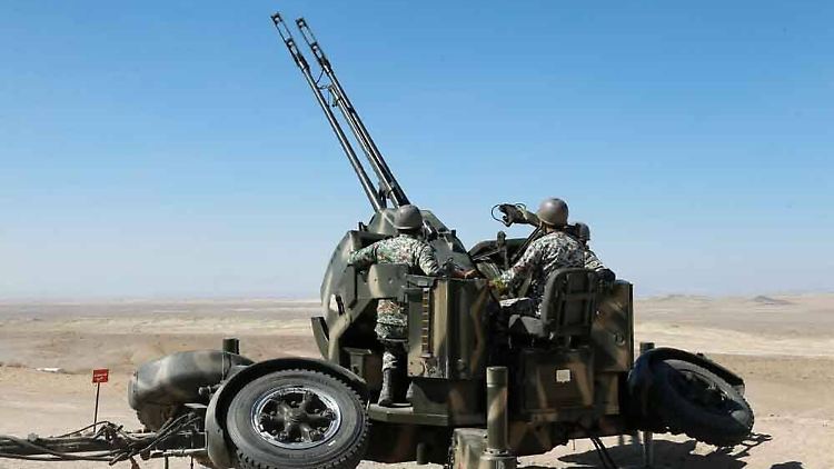 Iranische Soldaten bei einer Übung mit einem Flugabwehrgeschütz. 