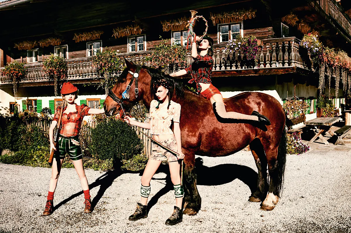 ce-von-unwerth-heimat-008-on-the-high-horse