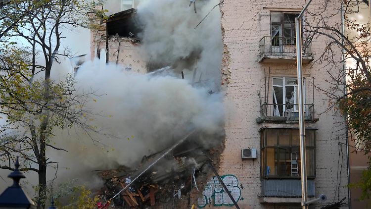 Dieses Kiewer Wohnhaus wurde am Montagmorgen nach dem Einschlag einer Drohne, mutmaßlich einer Kamikaze-Drohne, zerstört.