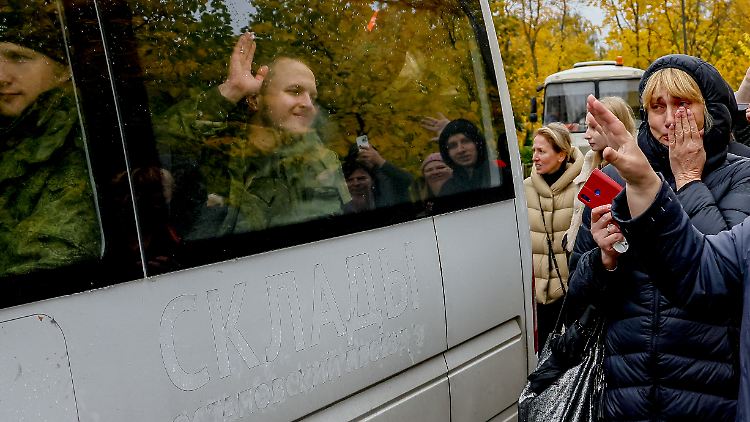 In Moskau soll dieses Bild künftig nicht mehr zu sehen sein. Die Mobilisierungsbüros schließen, da angeblich ausreichend Soldaten rekrutiert wurden. 