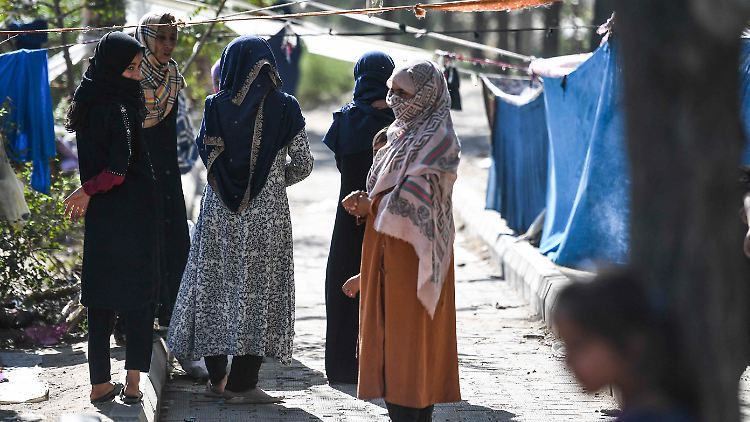 Immer mehr Menschen befinden sich seit der Machtergreifung der militant-islamischen Taliban in Afghanistan auf der Flucht.