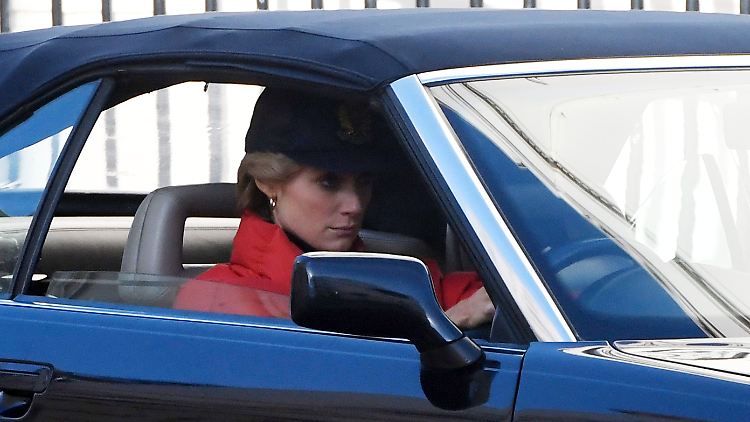 In der fünften Staffel von "The Crown" schlüpft Elizabeth Debicki in die Rolle von Prinzessin Diana. Hier ist sie bei Dreharbeiten in London zu sehen.