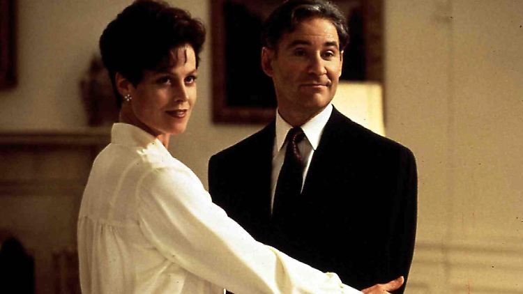 Filmpartner über Jahrzehnte: Sigourney Weaver und Kevin Kline 1993 in "Dave".