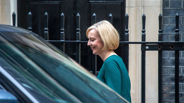 Lächelt tapfer: Die britische Premierministerin Truss vor ihrem Amtssitz in London. 