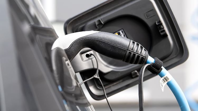 Macron verteidigte das Ziel, die Produktion bis 2035 vollständig auf Elektroautos umzustellen. Dies sei notwendig, um die Klimaziele einzuhalten und Frankreich die Chance zur Reindustrialisierung zu geben.