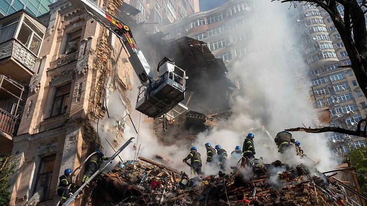 Eine Explosion riss ein großes Loch in ein mehrstöckiges Wohnhaus nahe dem Kiewer Hauptbahnhof.
