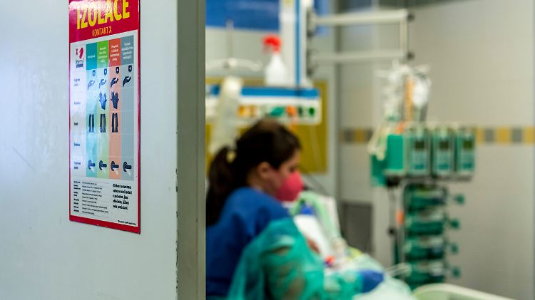 Ein Covid-Patient wird in einem Krankenhaus in Tschechien versorgt. Vor allem in Ländern mit niedriger Impfquote ist die Lebenserwartung deutlich zurückgegangen.