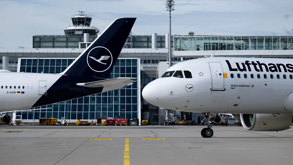 Flugzeuge-der-Lufthansa-stehen-am-Flughafen-Muenchen-auf-dem-Rollfeld