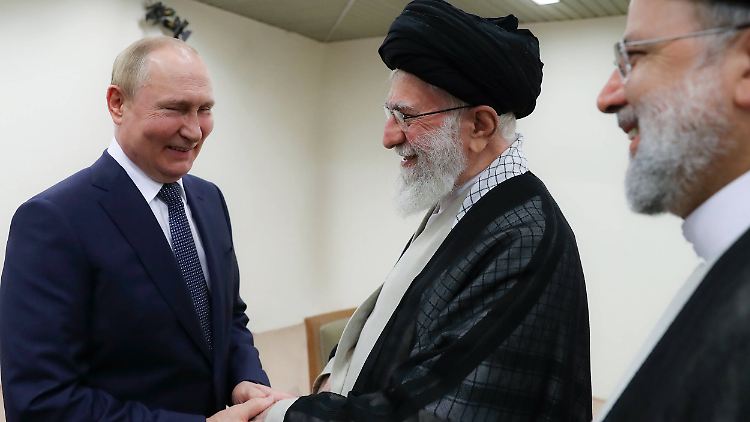 Händchenhalten unter Diktatoren: Putin am 19. Juli in Teheran mit dem obersten Machthaber des Iran, Ajatollah Chamenei.