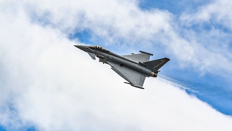 Ein Eurofighter Typhoon der Royal Air Force in der Luft. 