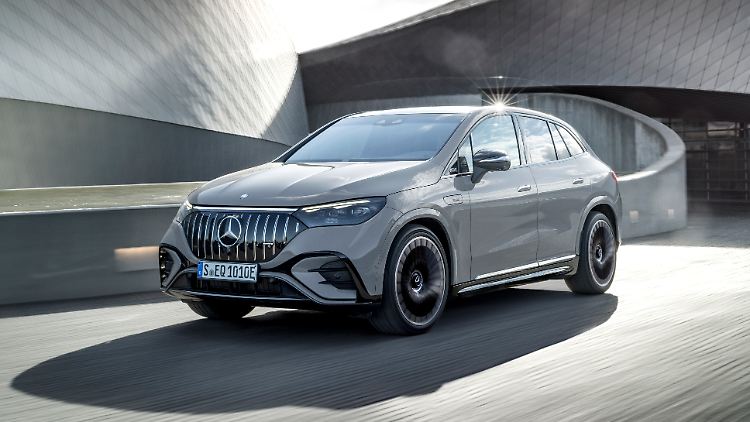 Die Längsstreben im angedeuteten Kühlergrill des Mercedes EQE SUV sehen sportlich aus.