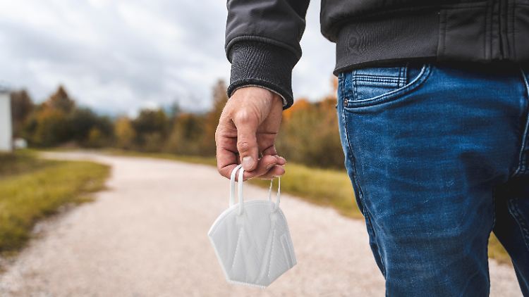 Eine bundesweite Maskenpflicht gibt es derzeit nur in Fernzügen und -bussen, Kliniken, Arztpraxen und Pflegeeinrichtungen. 