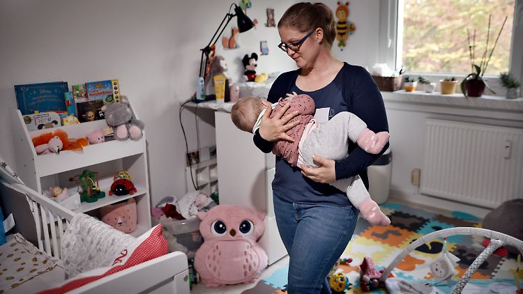 Franziska Zellmer mit ihrem Baby: Die junge Mutter, bei der eine Wochenbettdepression diagnostiziert wurde, hat zu Hause durch Besuche von Therapeuten Hilfe bekommen.