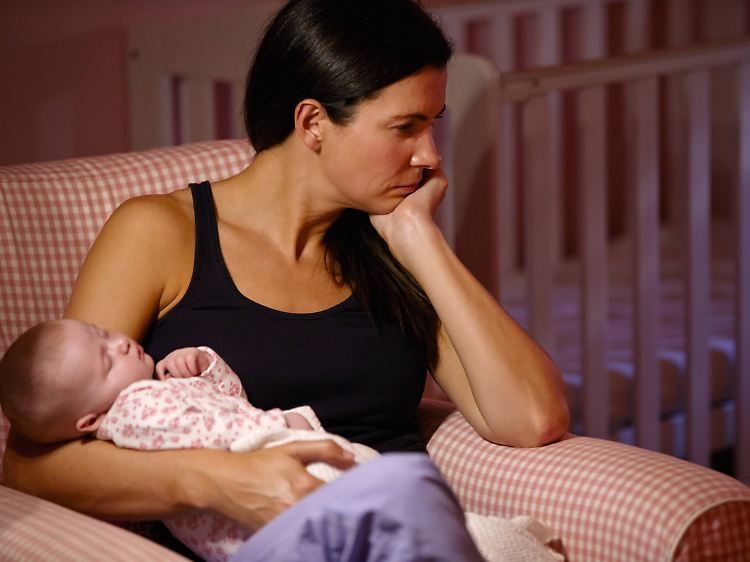 Manchen Frauen fallen nach der Geburt in ein schweres Stimmungstief. Die Wochenbettdepression zeigt sich innerhalb der ersten zwölf Monate, meist in den ersten drei Monaten.