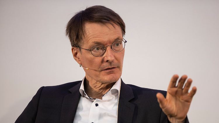 Deutschland habe gemessen an der Bevölkerungszahl nicht zu wenige Pflegekräfte, sie würden nur sehr ineffizient eingesetzt, sagte Lauterbach.