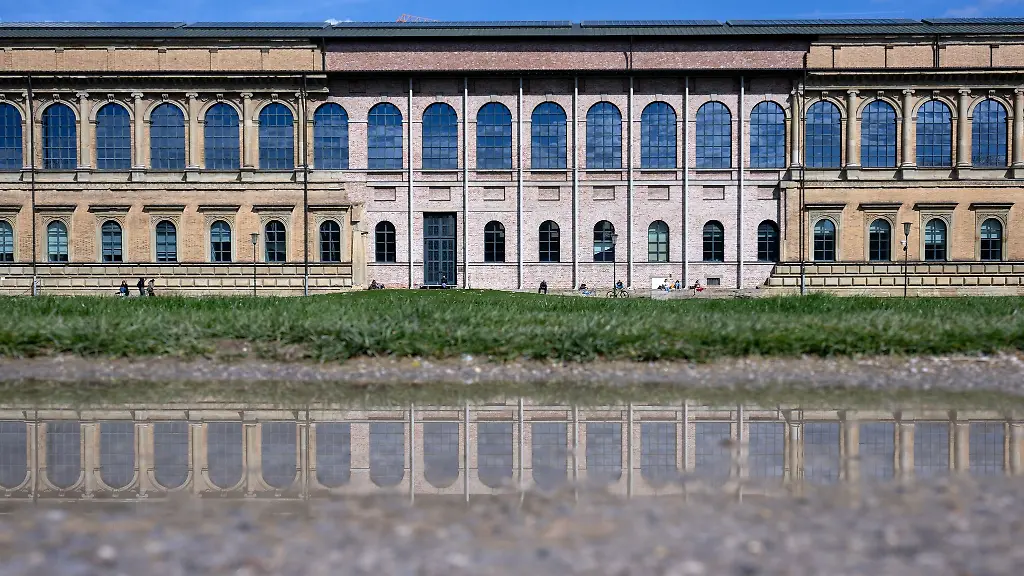 Menschen-sitzen-vor-der-alten-Pinakothek