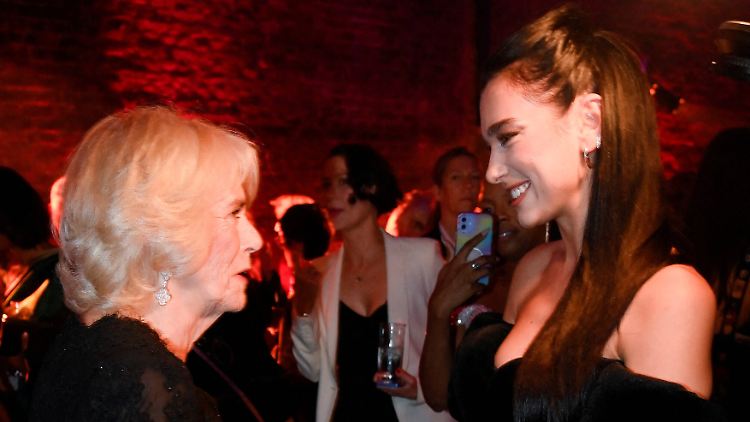 Was sie sich wohl zu sagen hatten? Camilla und Dua Lipa (v.l.).