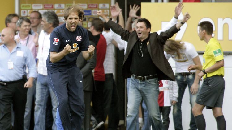 Thomas Tuchel (l.) und Christian Heidel bejubeln im August 2009 den Sieg über den FC Bayern München.