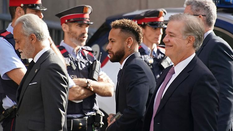 Neymar in Barcelona auf dem Weg in den Gerichtssaal.