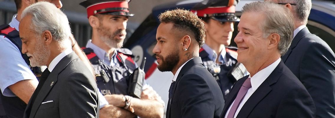 Neymar (M) in Barcelona auf dem Weg in den Gerichtssaal.