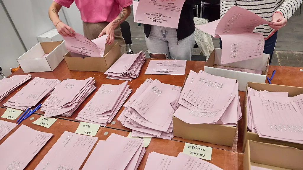 Wahlhelferinnen-in-den-Messehallen-zaehlen-nach-der-Bezirksversammlungswahl-die-Stimmen-aus