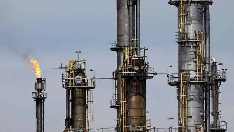 Die Entgelte in der Chemiebranche steigen in zwei Stufen um 6,5 Prozent.