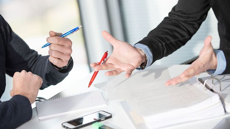 Wer sich wegen eines Aufhebungsvertrags vom Arbeitgeber unter Druck gesetzt fühlt, muss nichts unterschreiben - und sollte sich im Zweifel beraten lassen.