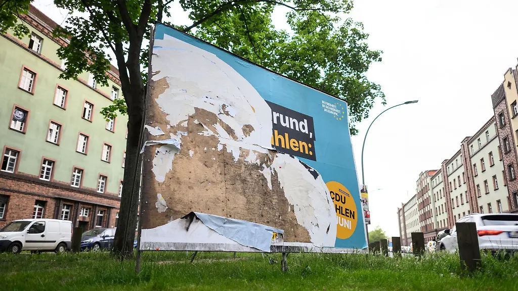 Ein-Wahlplakat-ist-am-Morgen-nach-der-Europawahl-zerstoert
