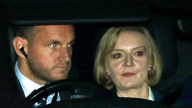 "Im Amt, aber nicht an der Macht": Truss verlässt am Montagabend das Parlament. 