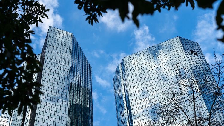 Ermittler suchen nach E-Mails zum Cum-Ex-Skandal: Razzia in der Zentrale der Deutschen Bank in Frankfurt am Main. 