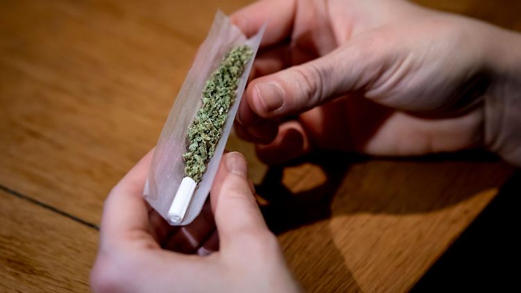 Das geplante Gesetz zur Cannabis-Legalisierung erlaubt den Besitz von bis zu 30 Gramm für den Eigenkonsum.