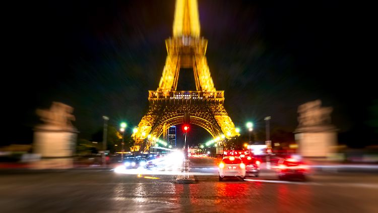 Der Eiffelturm in voller Nachtbeleuchtung: Wegen Wartungsstaus bei den Atomkraftwerken bereitet die Regierung in Paris die Franzosen auf Stromausfälle im Winter vor. 