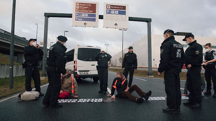Seit Anfang des Jahres blockieren Klimaaktivisten immer wieder zentrale Straßen in Großstädten.