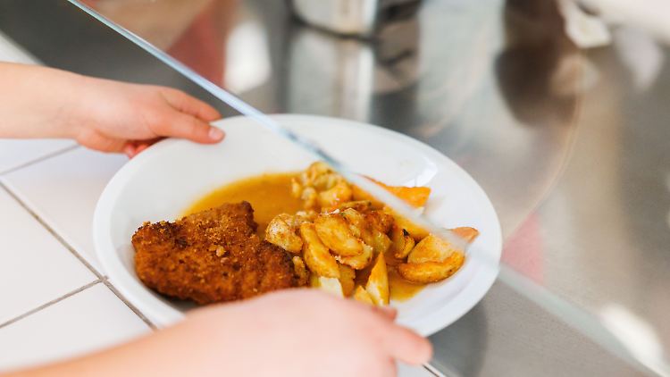 Fleisch oder Fisch kommen bisher an Freiburger Schulen und Kindergärten regelmäßig auf den Tisch - das soll sich nun ändern.