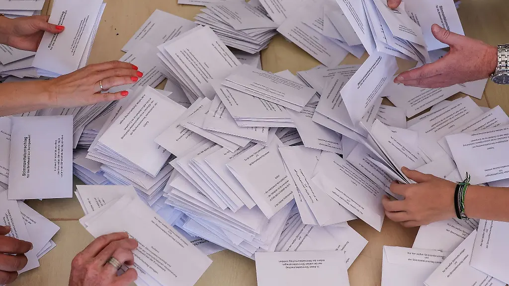 Wahlhelfer-bei-der-Stimmenauszaehlung