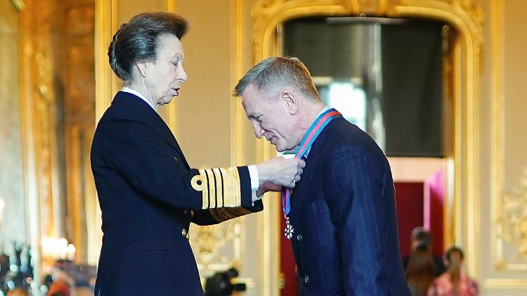 Prinzessin Anne verleiht Daniel Craig den Orden of Saint Michael and Saint George.