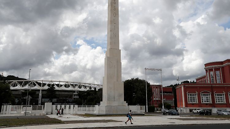 Mussolini Dux: Der Obelisk vor dem Olympiastadion in Rom   huldigt bis heute dem faschistischen Führer. 