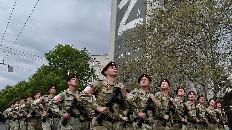 Soldaten der russischen Nationalgarde (Rosgwardija) marschieren in der 2014 annektierten Krim-Stadt Sewastopol. (Archivbild)