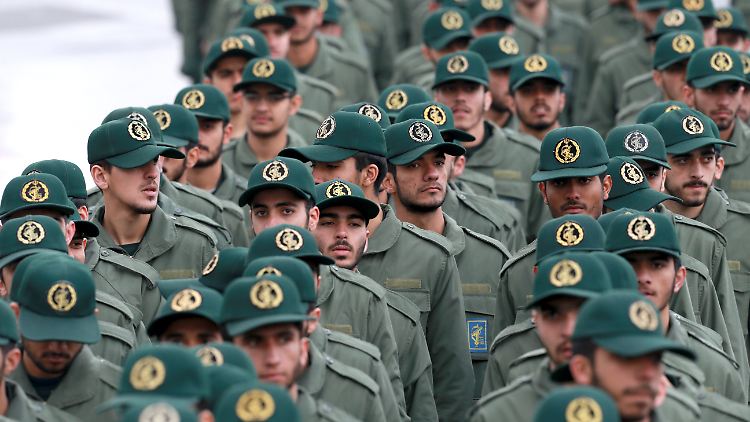 Mitglieder der iranischen Revolutionsgarde bei einer Parade.
