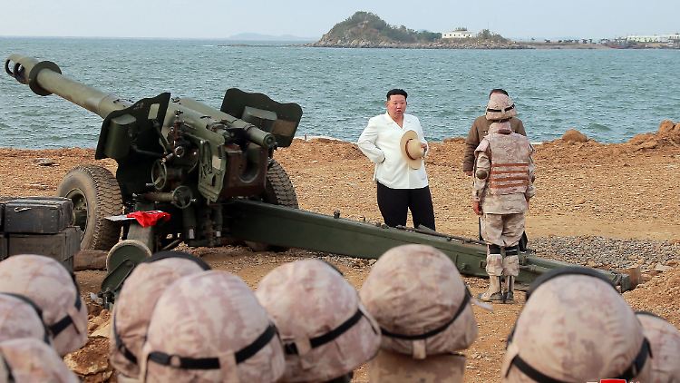 Nordkoreas Machthaber Kim Jong Un bei einem Truppenbesuch.