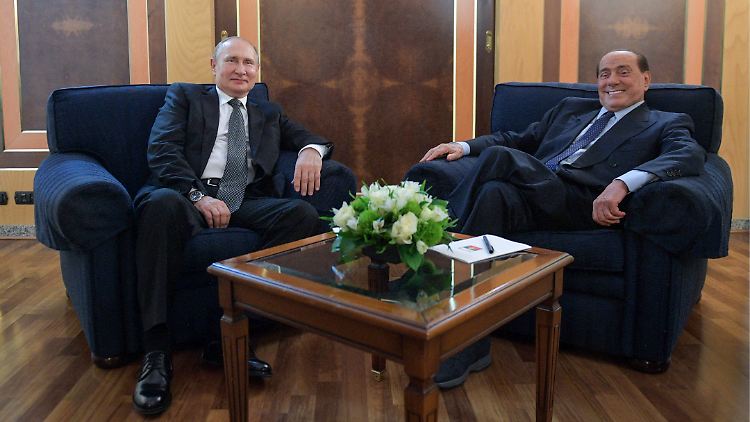 Putin habe ihn zu einem "seiner fünf echten Freunde" gezählt, sagt Berlusconi in der mitgeschnittenen Rede.