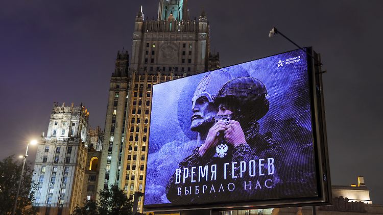 "Zeit der Helden" - mit diesen Worten wirbt die russische Armee in Moskau.